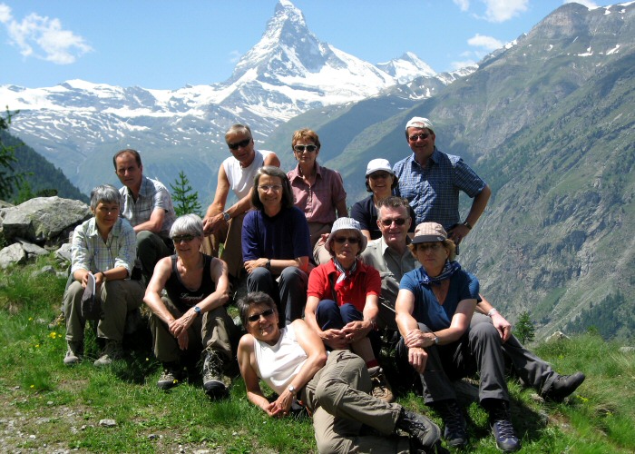 Wandergruppe mit Matterhorn im Hintergrund