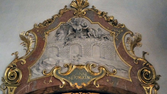 Relief au-dessus de l'entrée de la chapelle Nepomuk de l'église Servite à Vienne