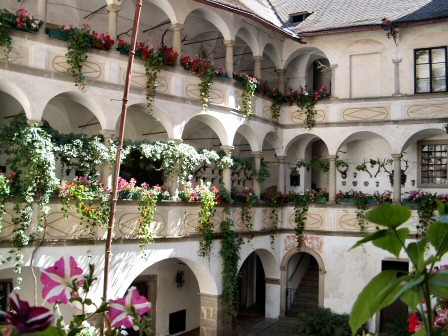 Arkadenhof der Burg Clam im Blumenschmuck