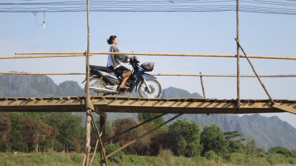 Vélomoteur sur un pont