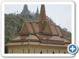 Blick vom Tempel auf den Hügel Phnom Udong