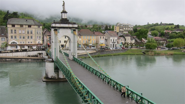 Pont sur le Rhône avec statue de la Vierge Marie