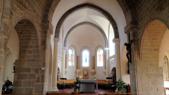 Église St. Jeures, Vue intérieure