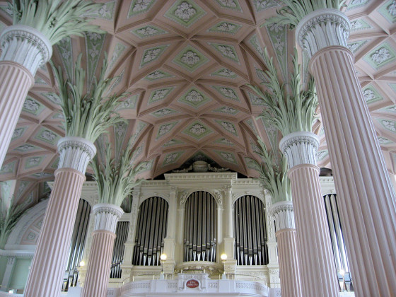 klassizistischen Säulen in der Nikolaikirche