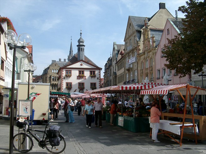 Place du marché et hôtel de ville