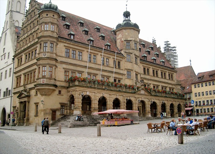 Façade Renaissance de l'hôtel de ville, derrière la tour gothique de l'hôtel de ville haute de 60 m