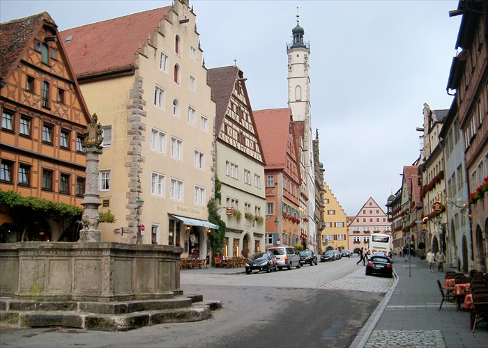 Herrgasse avec la fontaine du Seigneur et la tour gothique de l'hôtel de ville