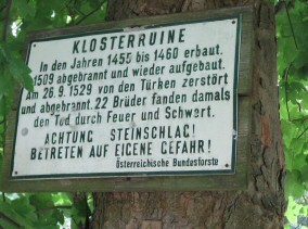 Schild Klosterruine im Wienerwald