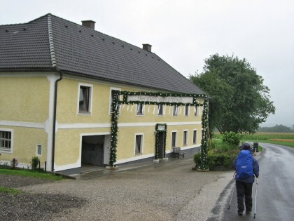 farm with 'Herzlich Willkommen' Schild
