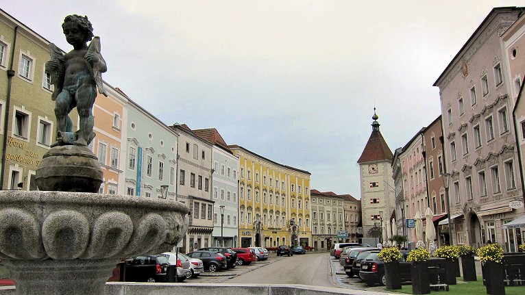 Place de la ville avec la tour Lederer