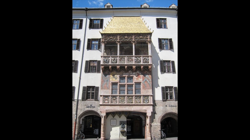 The golden Dachl with 2.657 fire-gilded copper shingles