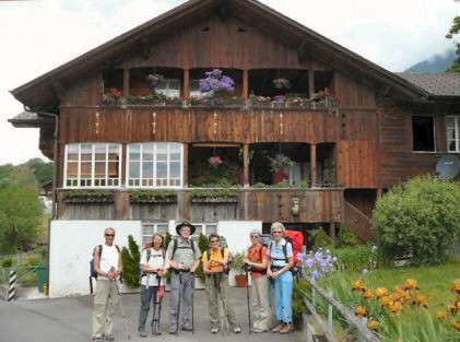 Pilgergruppe vor Bauernhaus in Brienzwiler