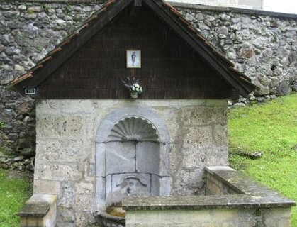 Brunnen bei der Kapelle von Posat