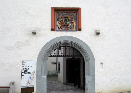 Eingang ins Schloss Nyon