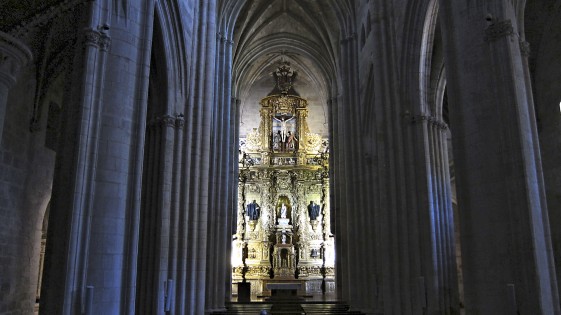 Nef de l'église Santa Maria avec autel principal