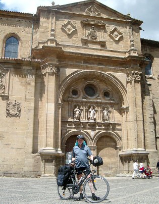 Devant la cathédrale Santo Domingo de la Calzada