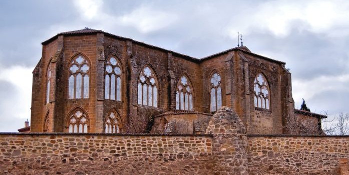 L'église du monastère vue de l'extérieur avec ses vitraux en albâtre