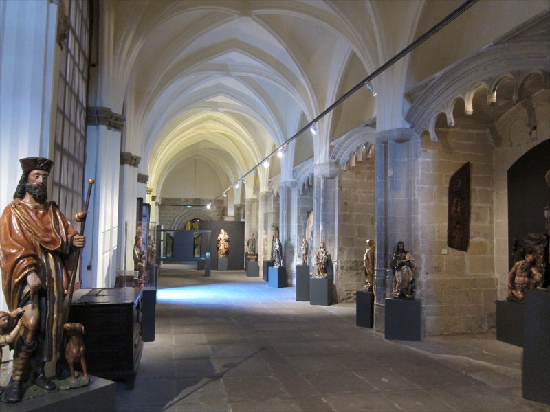 Le cloître abrite un musée