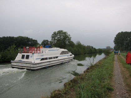 Bateau fluvial sur le canal Rhin-Marne
