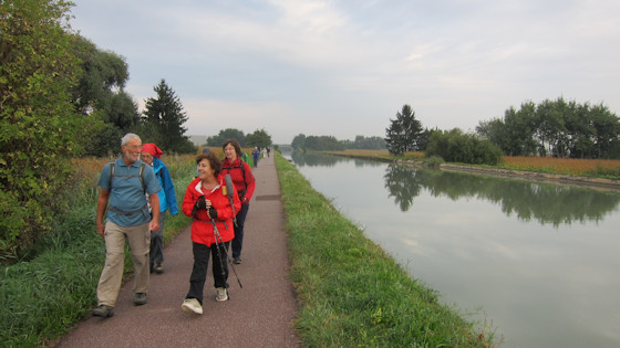 Weg entlang des  Rhein-Marne-Kanals