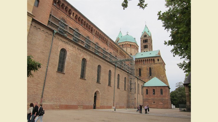 Vue latérale de la cathédrale