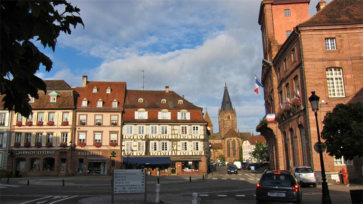Vue de la place de la mairie sur l'église Saint-Pierre u. Paul