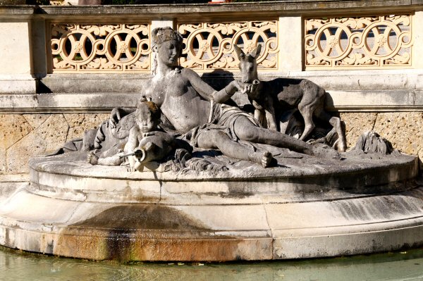 Vreni devant la fontaine de Viktor Tilgner "Genoveva et le cerf" ;