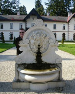 Petite fontaine dans la cour de la Villa Hermès