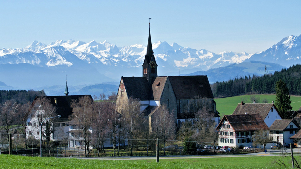 Kloster Kappl am Albis mit Alpenkette