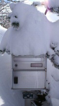 Postkasten mit Schneehaube