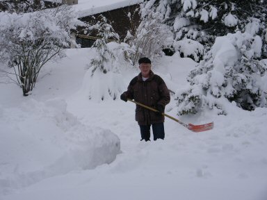 Gerhard schaufelt Schnee