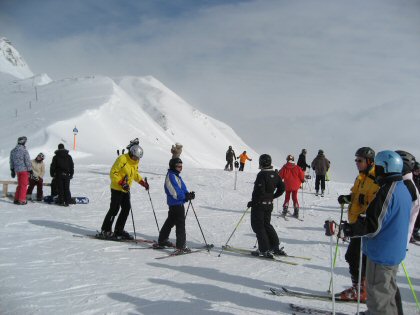 viele Skifahrer