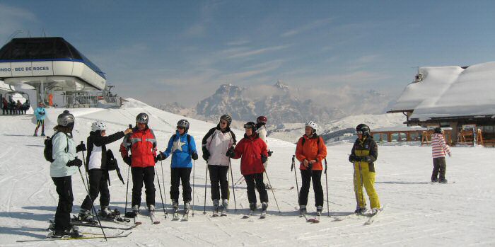 Gruppe mit Skilehrerin