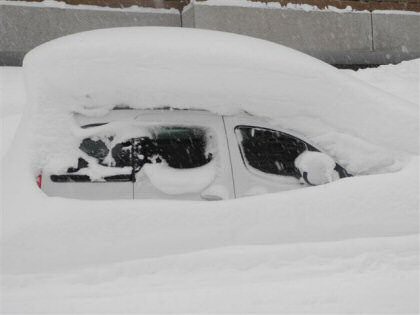 im Schnee versunkenes Auto
