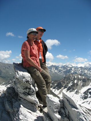 Yvonne Z. und Irene on peak Bella-Tola