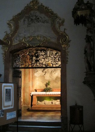 Entrée de la chapelle Nepomuk dans l'église Servite à Vienne