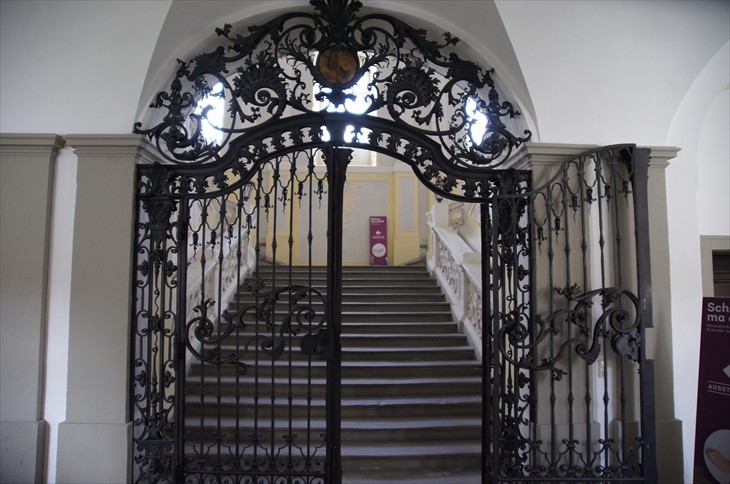 Escaliers de l'abbaye avec grille en fer d'Adam Kühn
