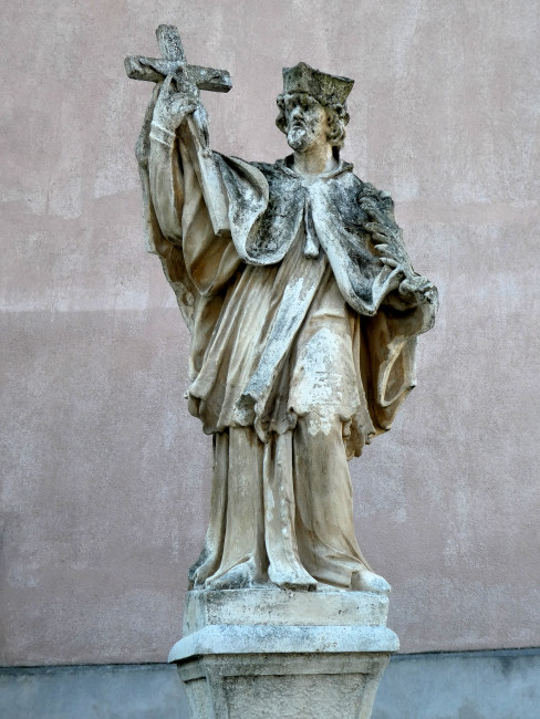 N Hainburg neben Kirche