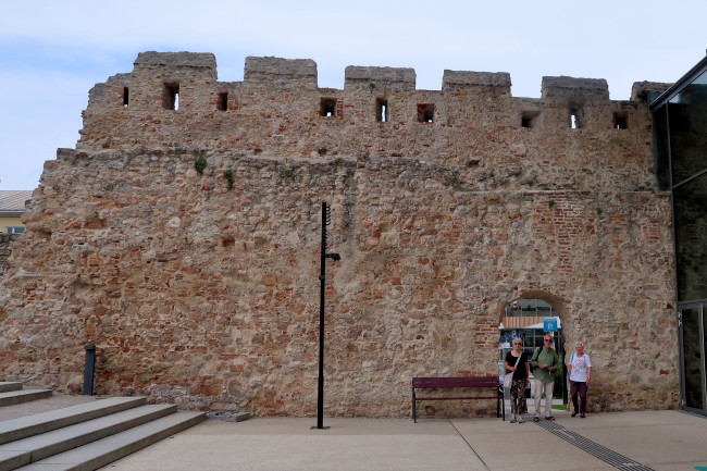 Johannes von Nepomuk Platz, Stadtmauer