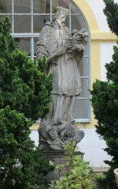 Nepomuk Statue im Hof des Kreuzgangs des Servitenklosters in Wien