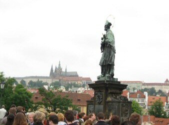 Hl. Nepomuk auf der Karlsbrücke in Prag