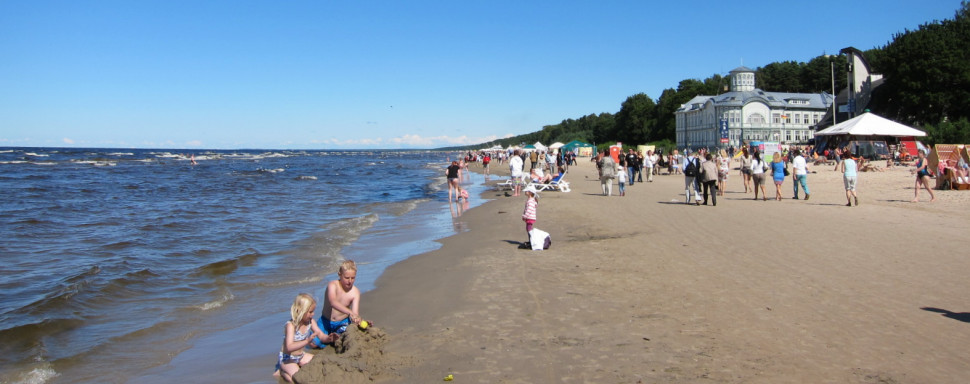 Plage de la mer Baltique près de Jurmala