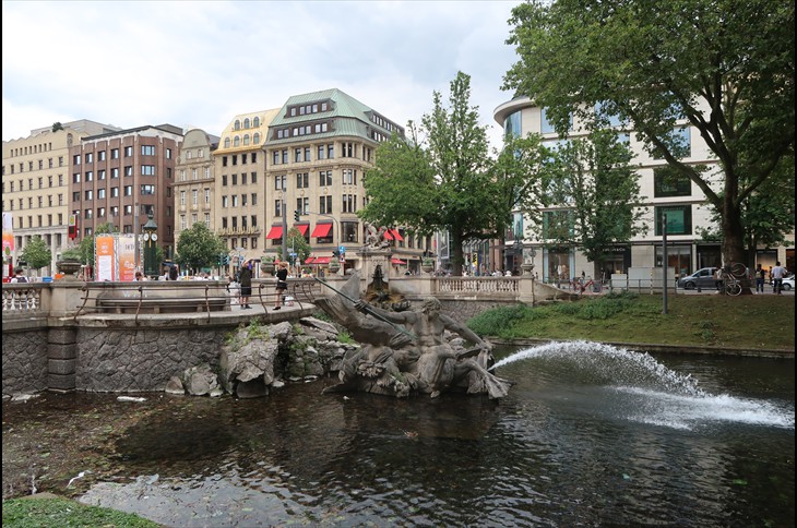 Fontaine des tritons dans la Königsallee