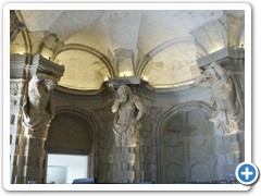 Die Eingangshalle ist ein unfertiger Barocksaal
