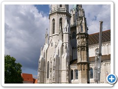 gotische Kirche mit neugotischen T&uuml;rmen