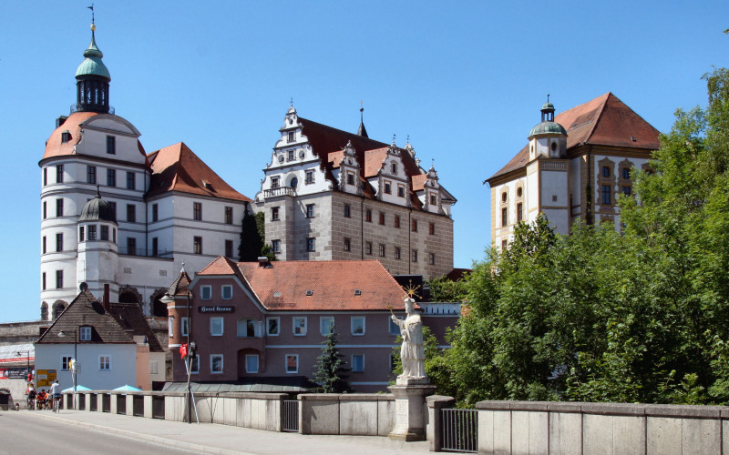 Schloss Neuburg mit Brücke und Nepomuk Statue