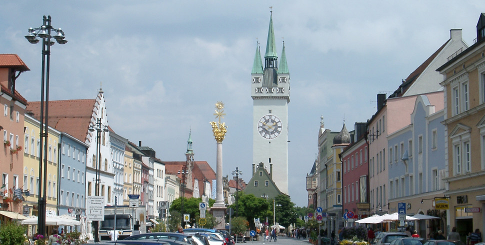 Place du marché de Straubing avec tour