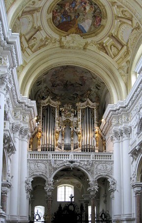 Collegiate church with Bruckner organ