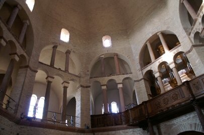 achteckiger Innenraum der Kirche Ottmarsheim