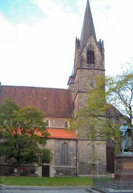 Kaufmannskirche mit Lutherdenkmal